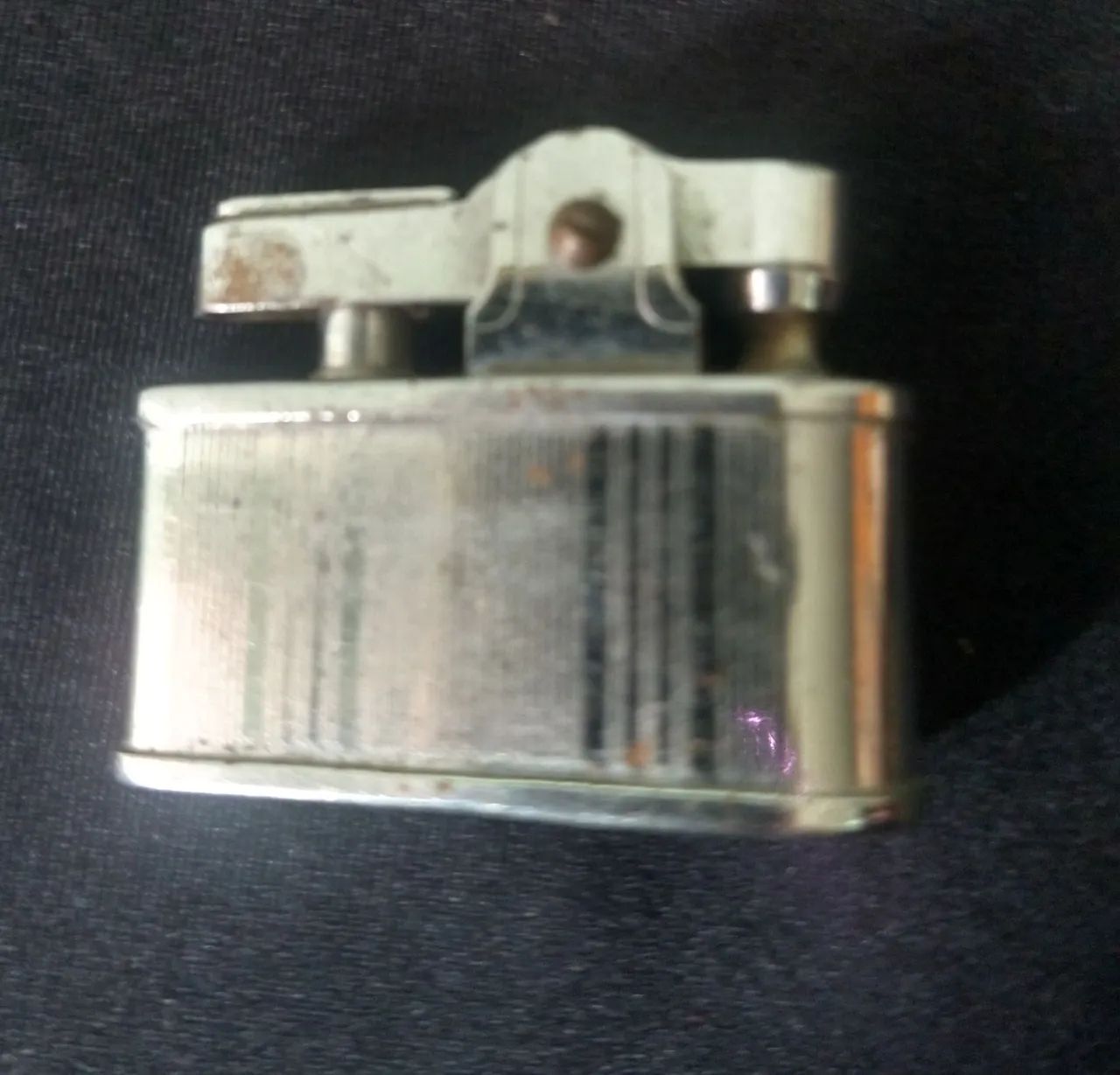 Isqueiro antigo de metal