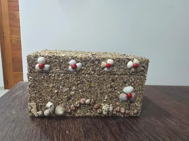 Baú trabalhado com conchas