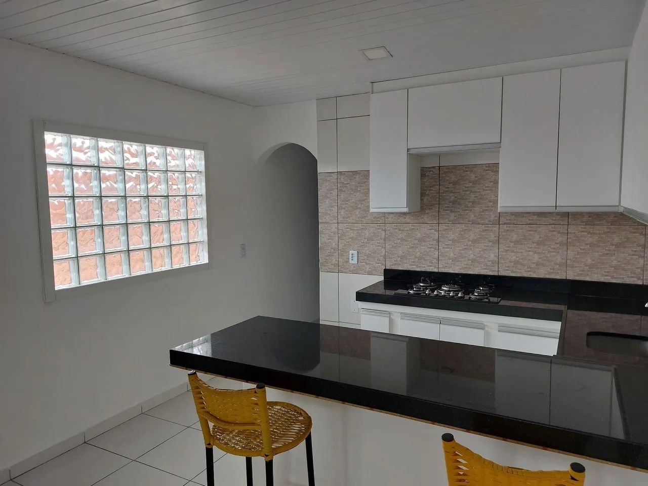 Alugo casa duplex.