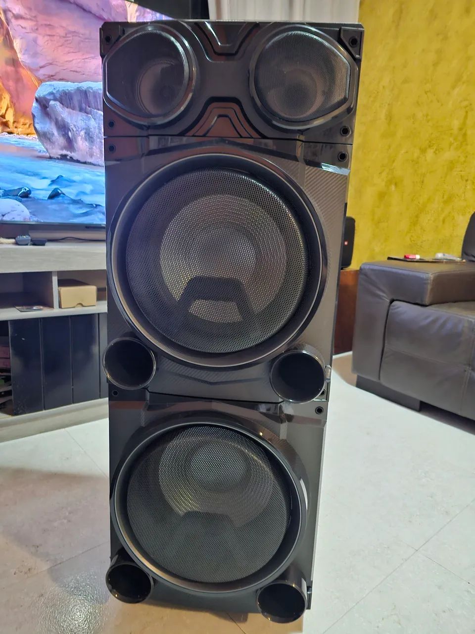 Caixa bluetooth semi nova