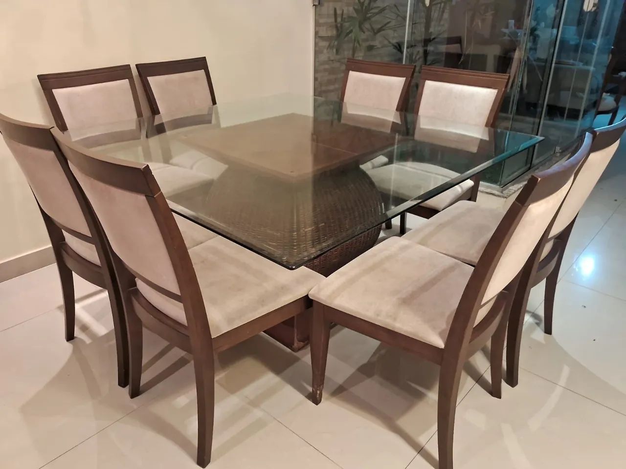 Mesa de jantar com 8 cadeiras