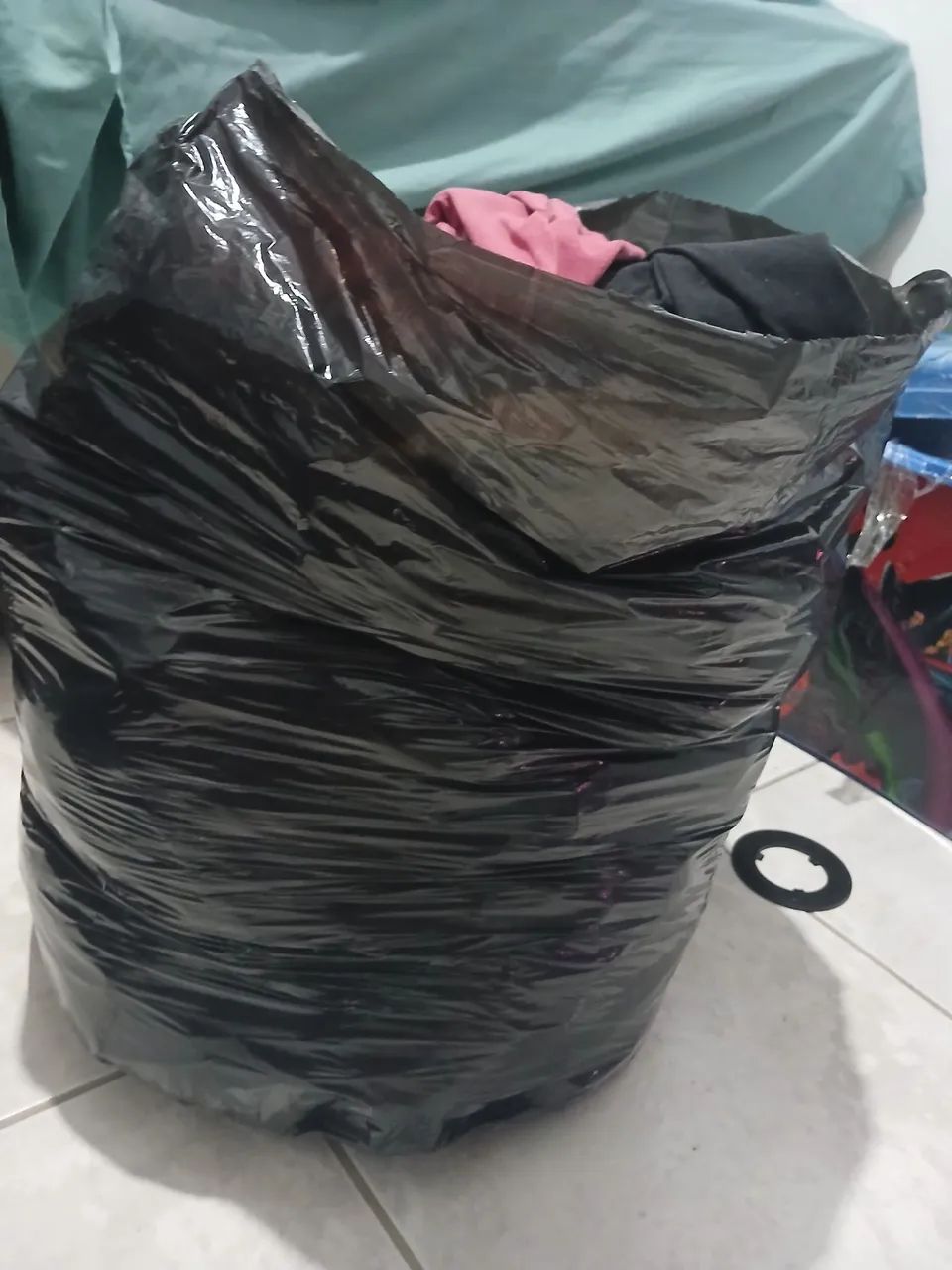 Pilha de roupas usadas desapego - Foto 2
