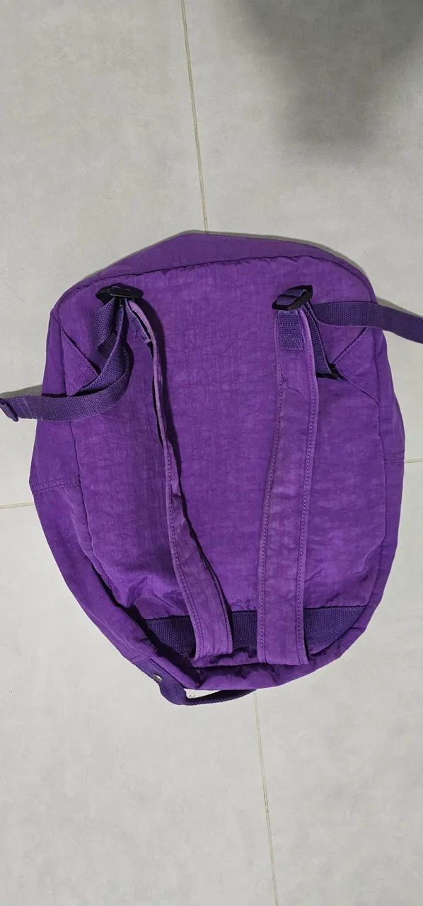 Mochila Kipling Roxa Original com Macaco - Espaçosa e Conservada - Foto 2