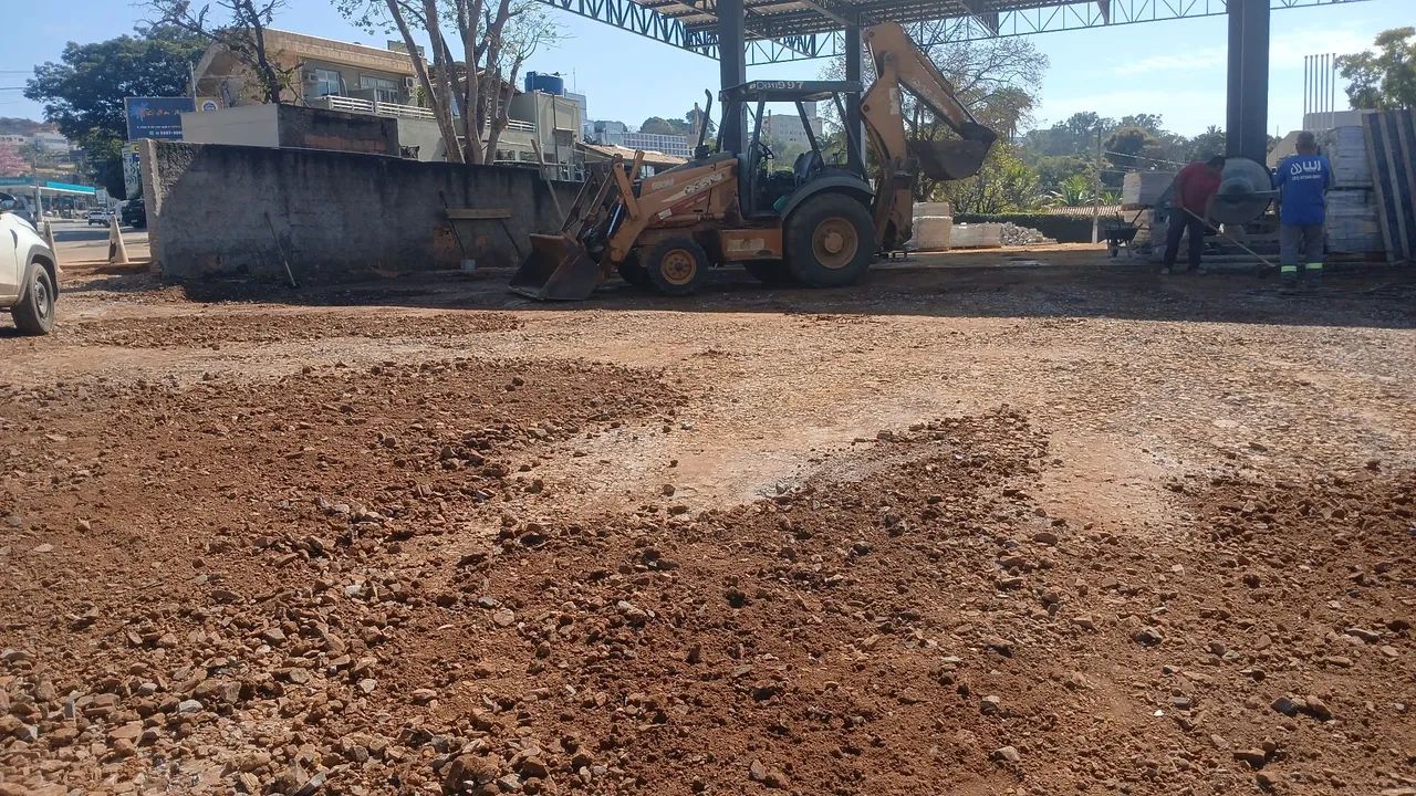Trabalho com retroescavadeira, pa carregadeira e caminhão basculante toco * - Foto 2