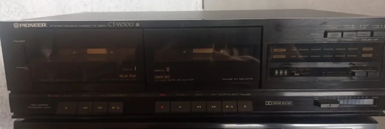 Tape deck duplo estéreo da marca Pioneer, modelo CT-W300