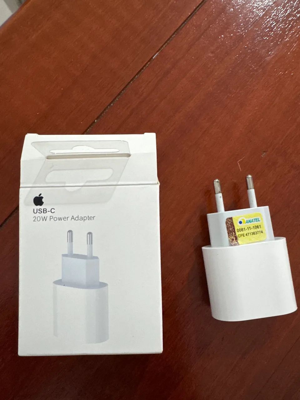 Fonte apple 20w na caixa para iPhone 13