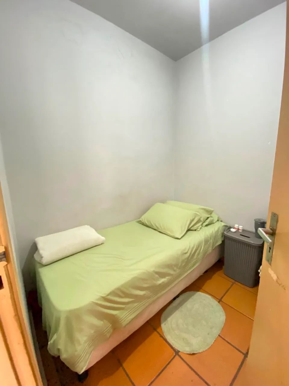 Aluga-se Quarto - Vaga Feminina em apartamento 