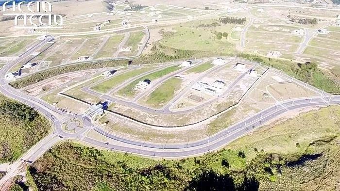 Terreno com leve aclive e vista para área verde e rua sem saída