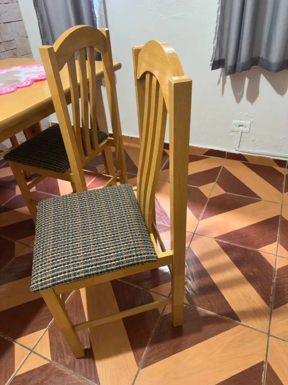 Mesa com quatro cadeiras  - Foto 2