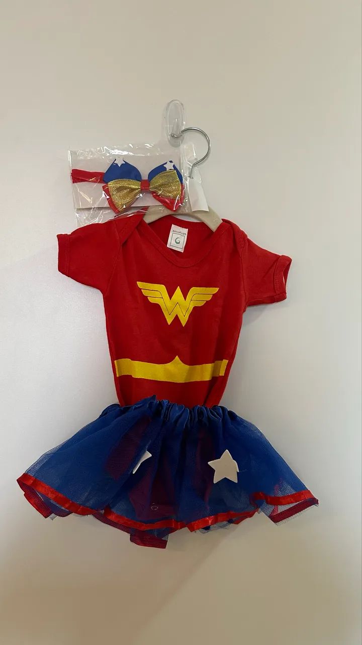 Fantasia infantil bebê Mulher Maravilha. Body + saia + laço 