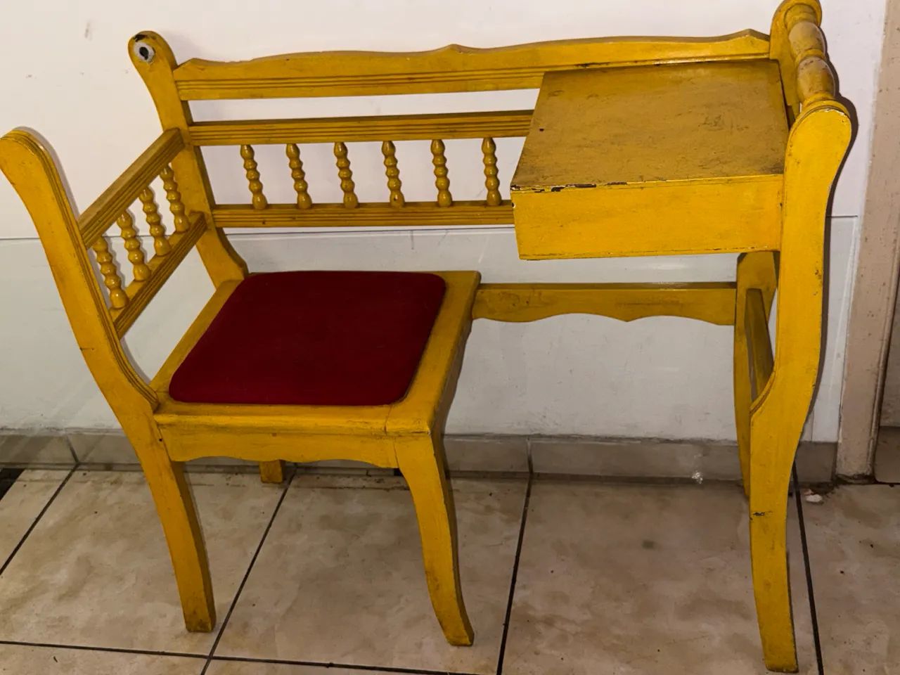 Mesa antiga de telefone 