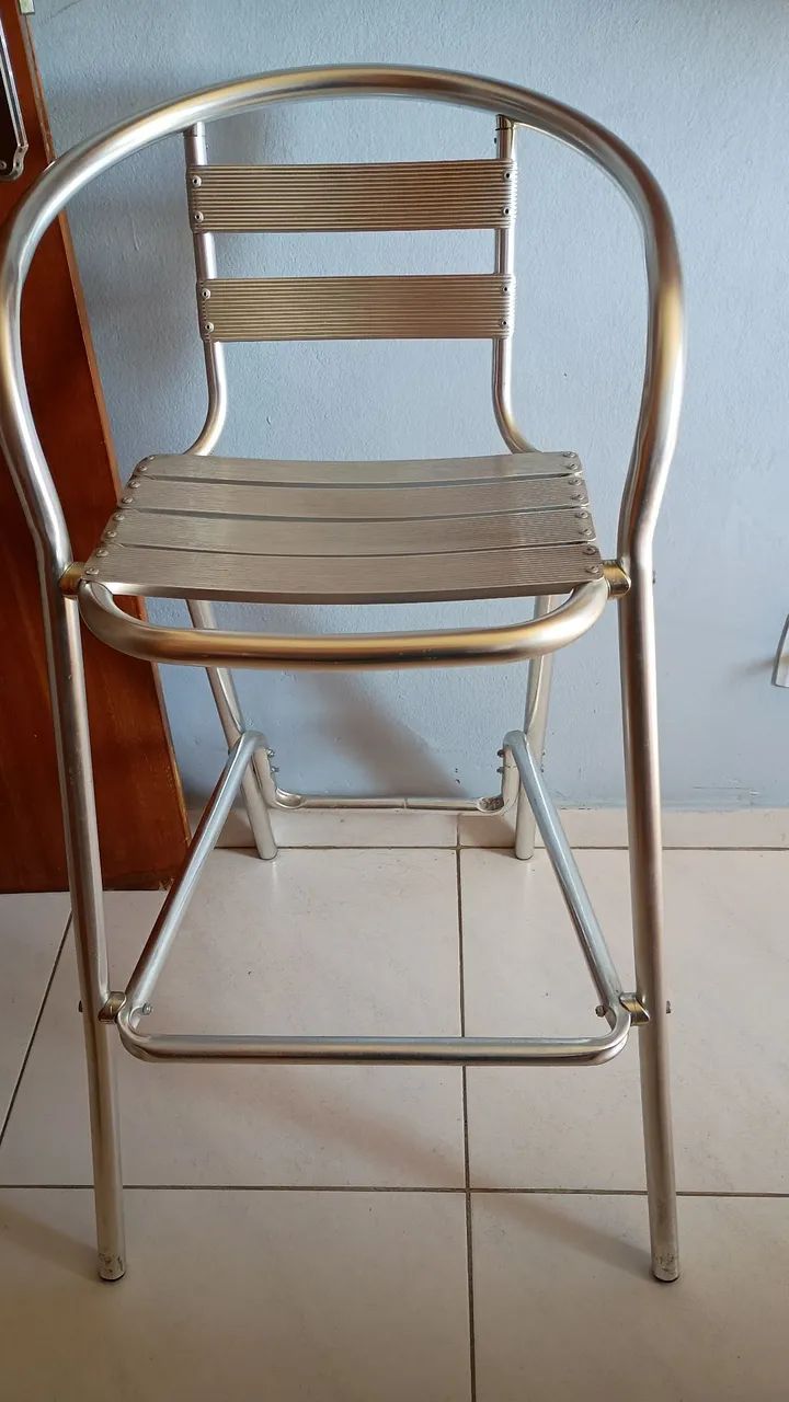 Mesa com banquetas em alumínio.