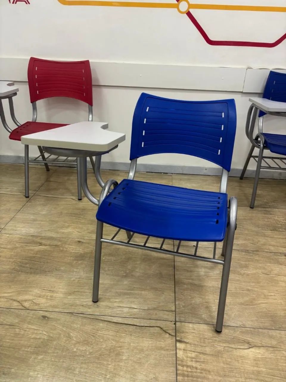 Cadeiras com Prancheta - Ótimo Estado - Foto 2