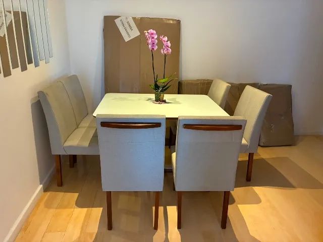 Mesa de jantar retangular com 6 cadeiras