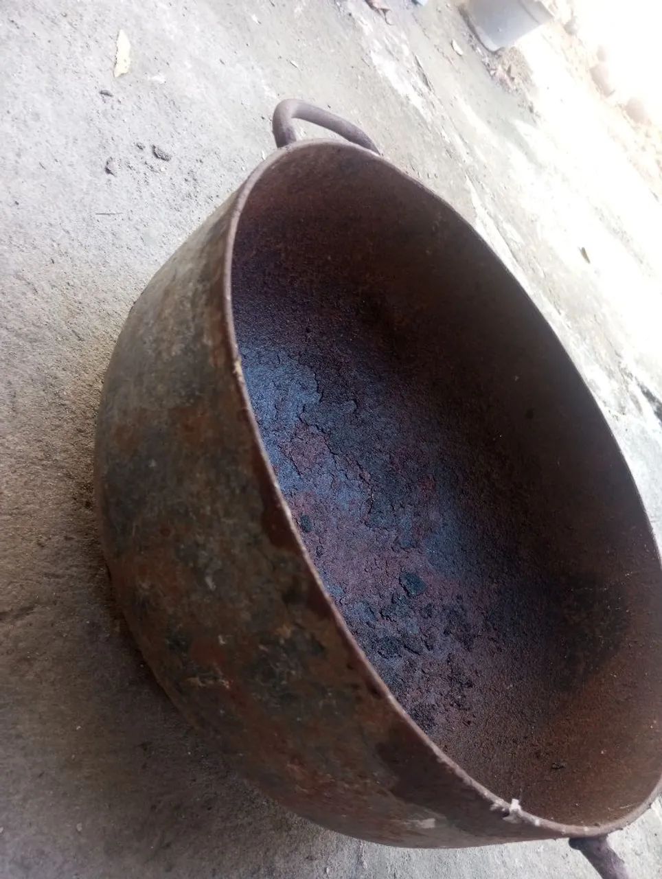 Caldeirão antigo de ferro fundido - Foto 5