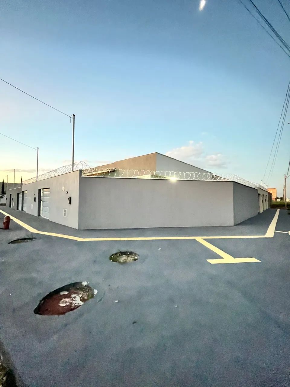 Casa de esquina com 3 quartos -Nova , nunca habitada