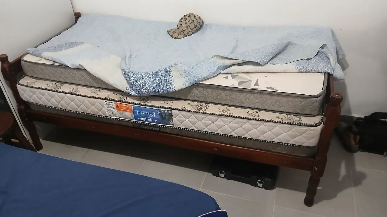 Vendo cama de solteiro com 2 colchões se solteiro 