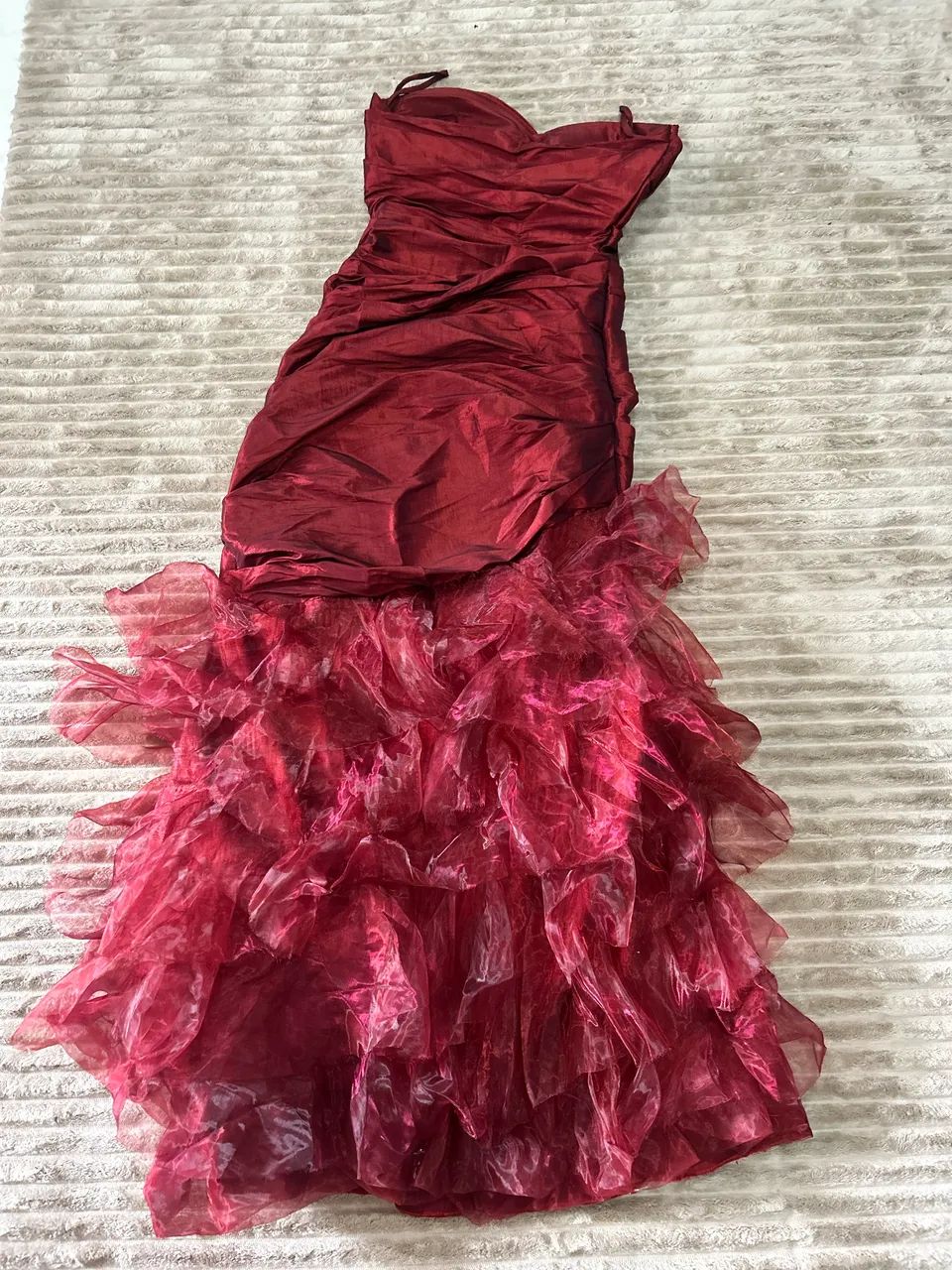 Vestido de festa cor de vinho
