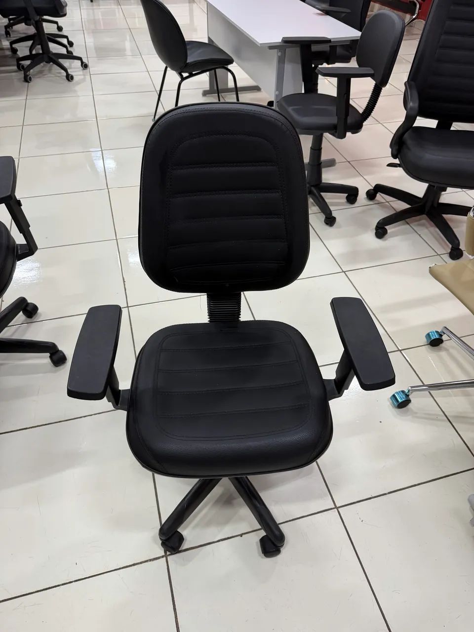 Cadeira executiva alta nova  - Foto 3