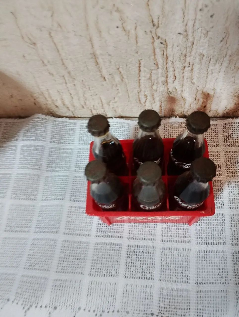 Mini ingradado da coca com tampinhas metálicas antiga 