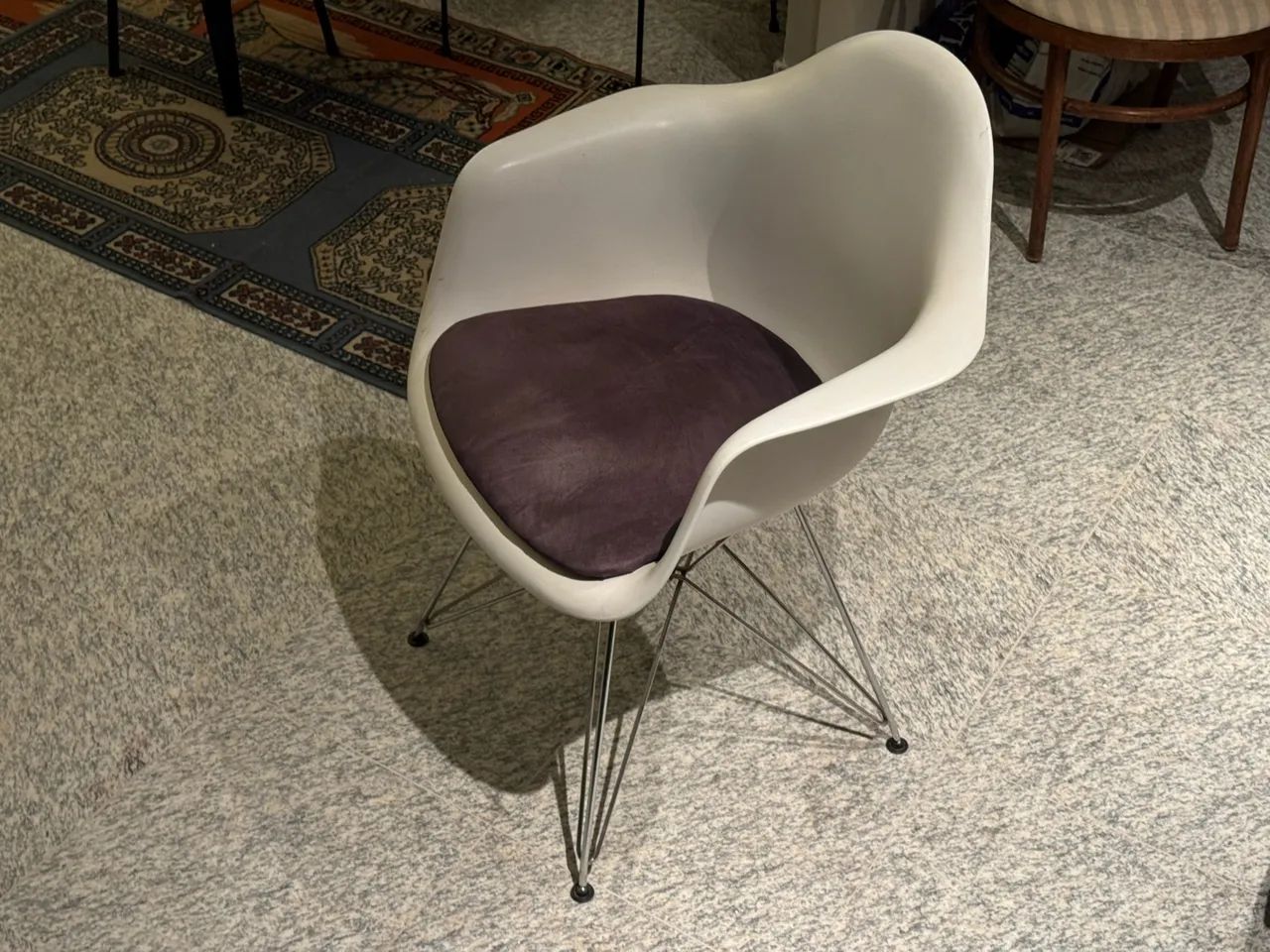 Cadeira Eames com braços (2 unidades)