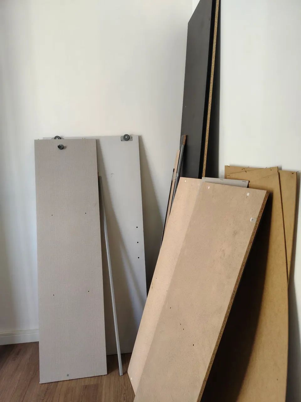Guarda roupa pequeno desmontado - Foto 4