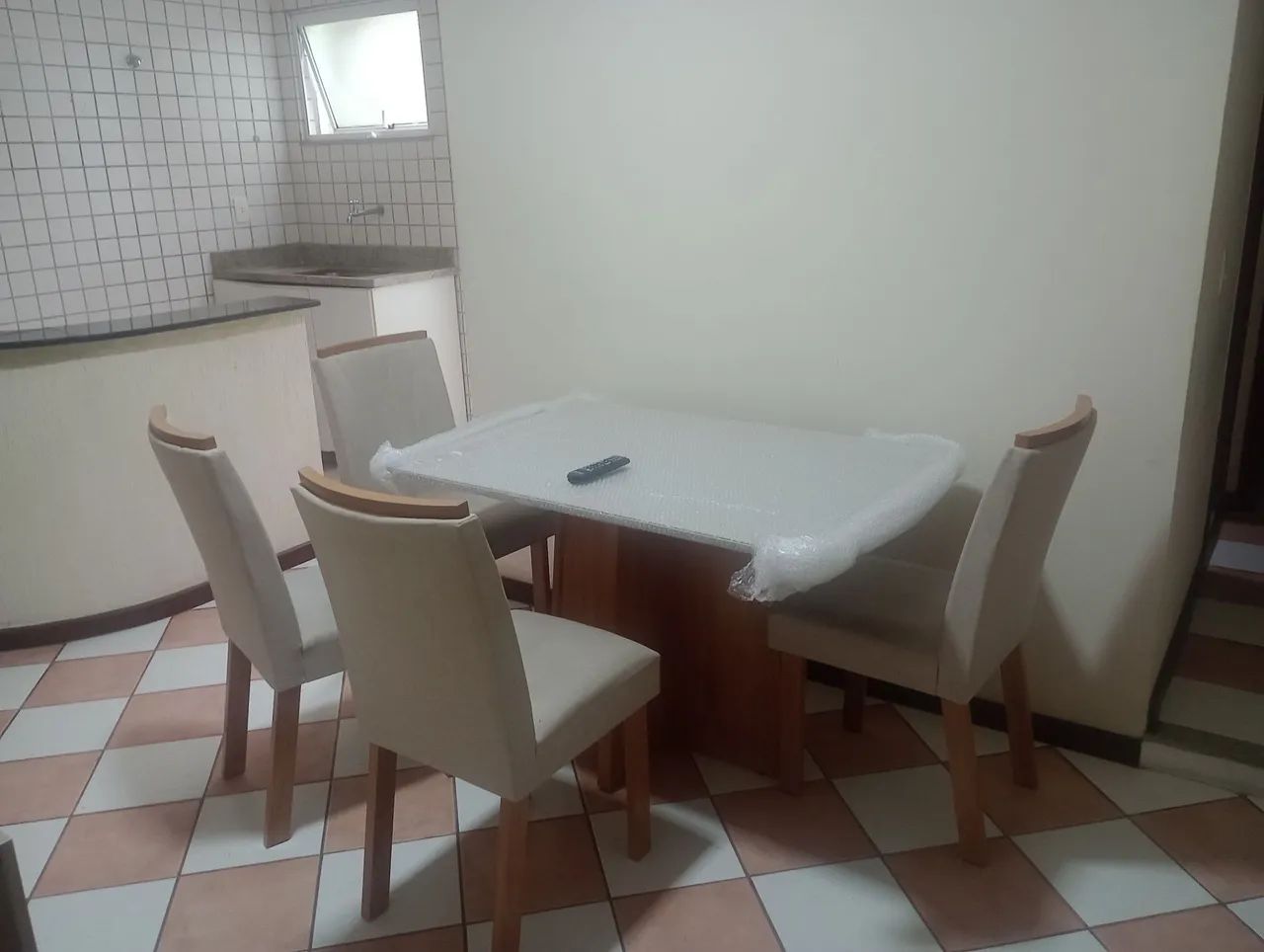 Vendo meses muito Nova com 4 cadeiras  - Foto 2