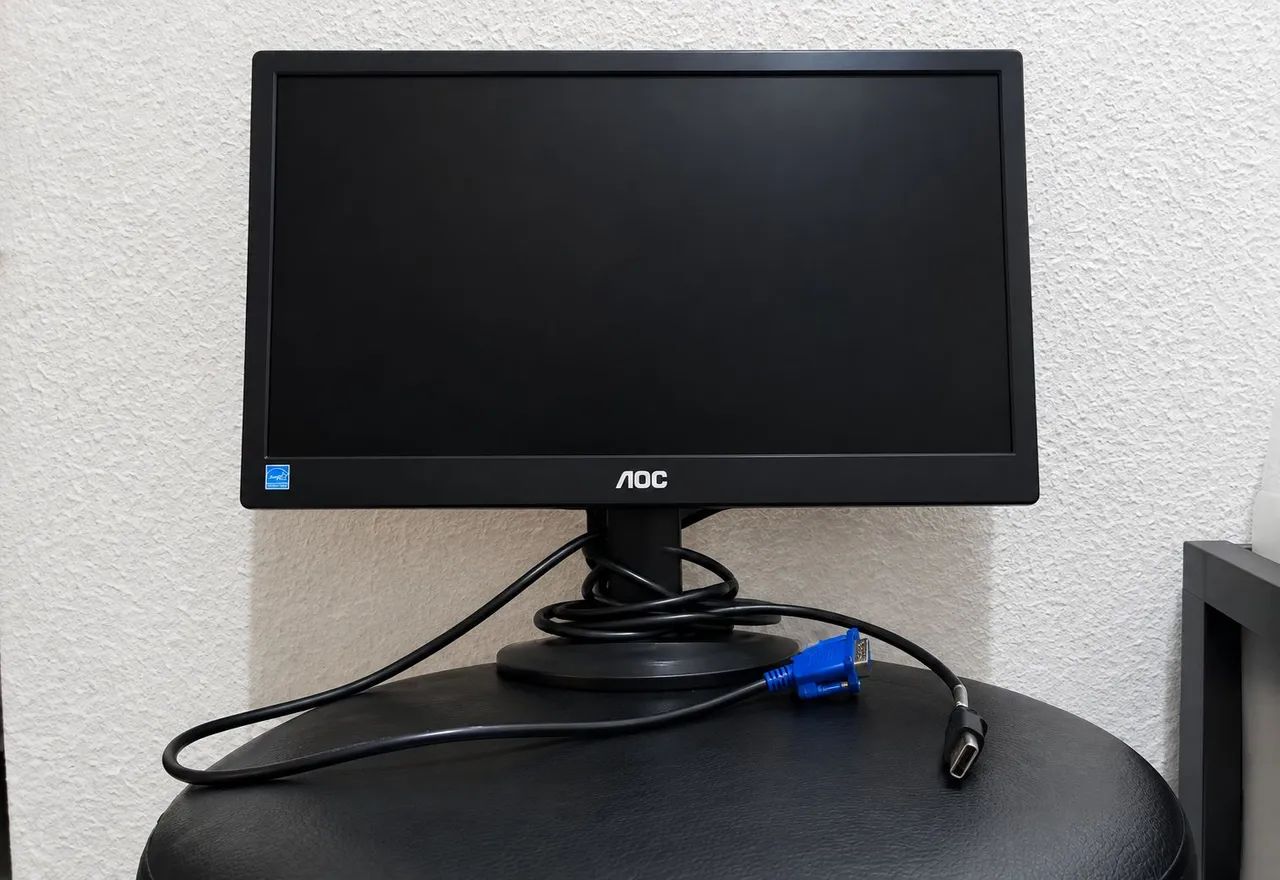 Monitor AOC 16 polegadas funcionando