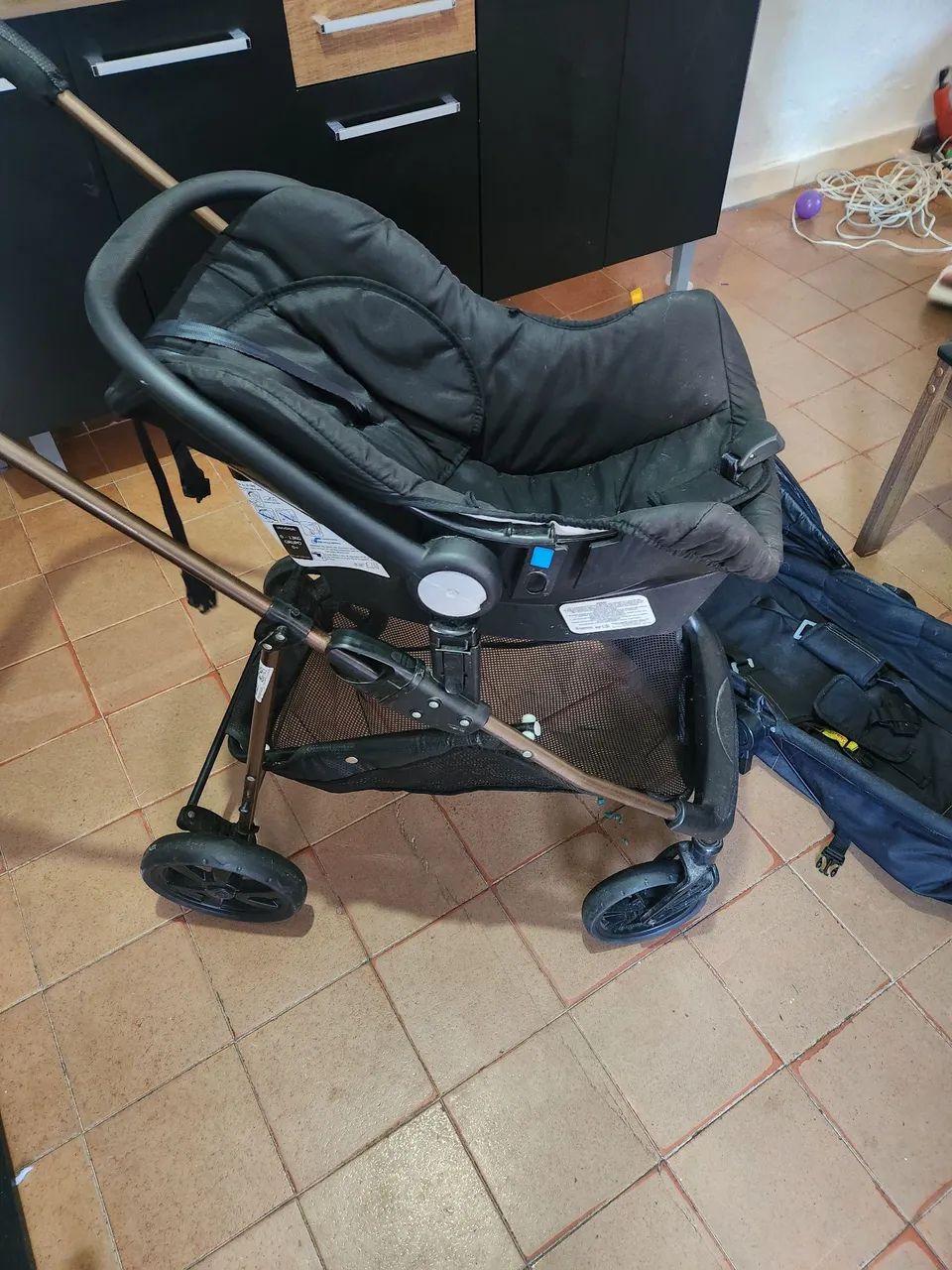 Carrinho galzerano com bebê conforto  - Foto 2