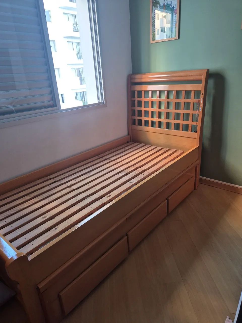 Cama solteiro de madeira com auxiliar