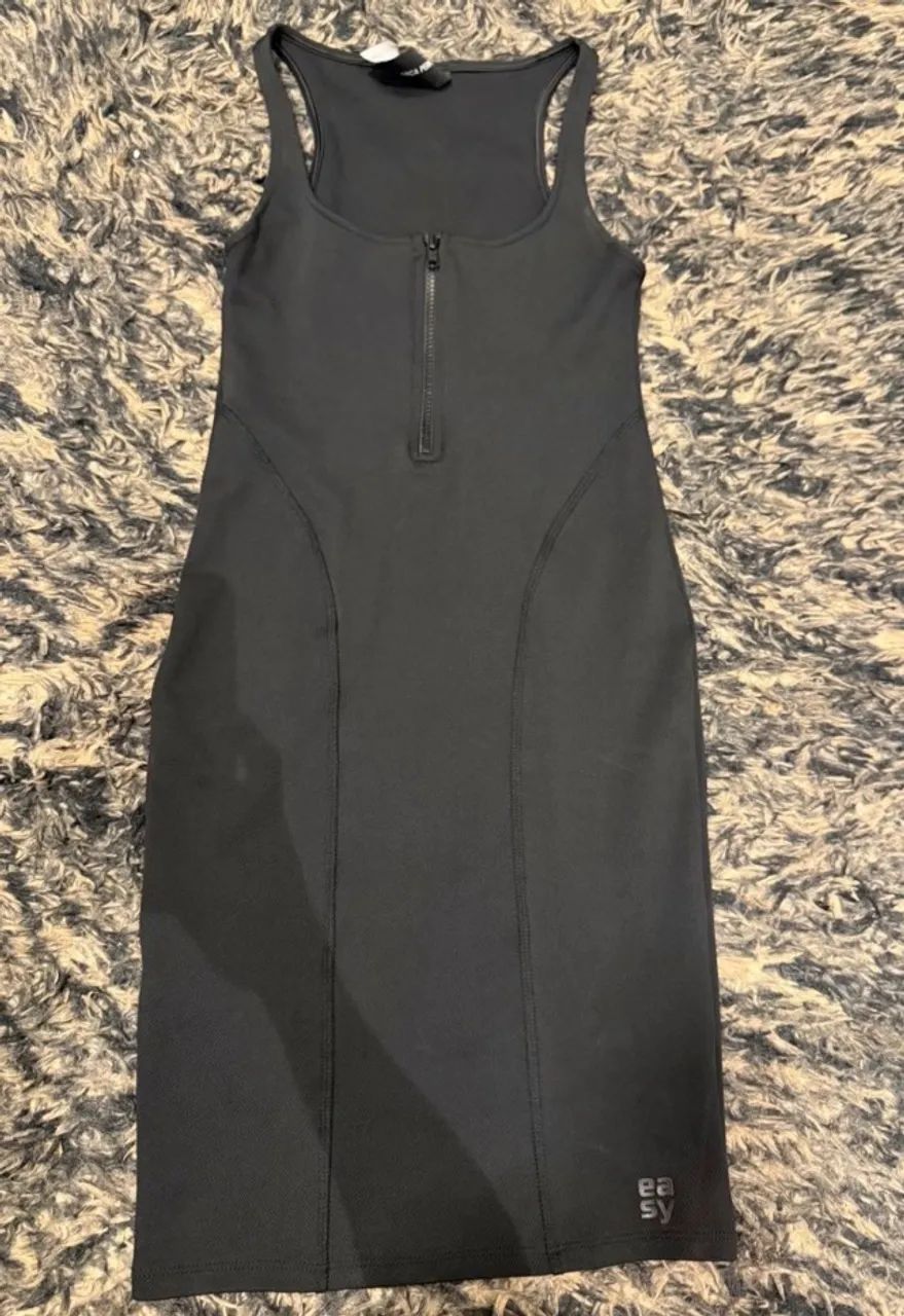 Vestido preto lança perfume 
