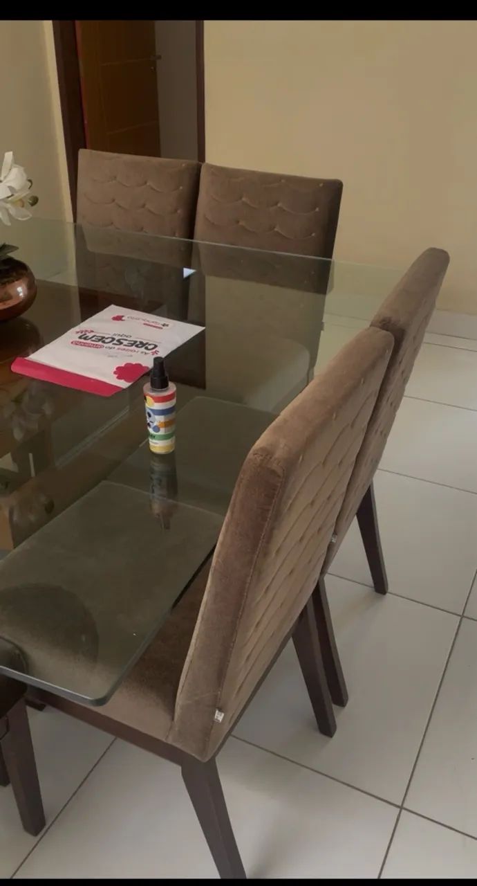Mesa de jantar madeira com tampão de vidro 
