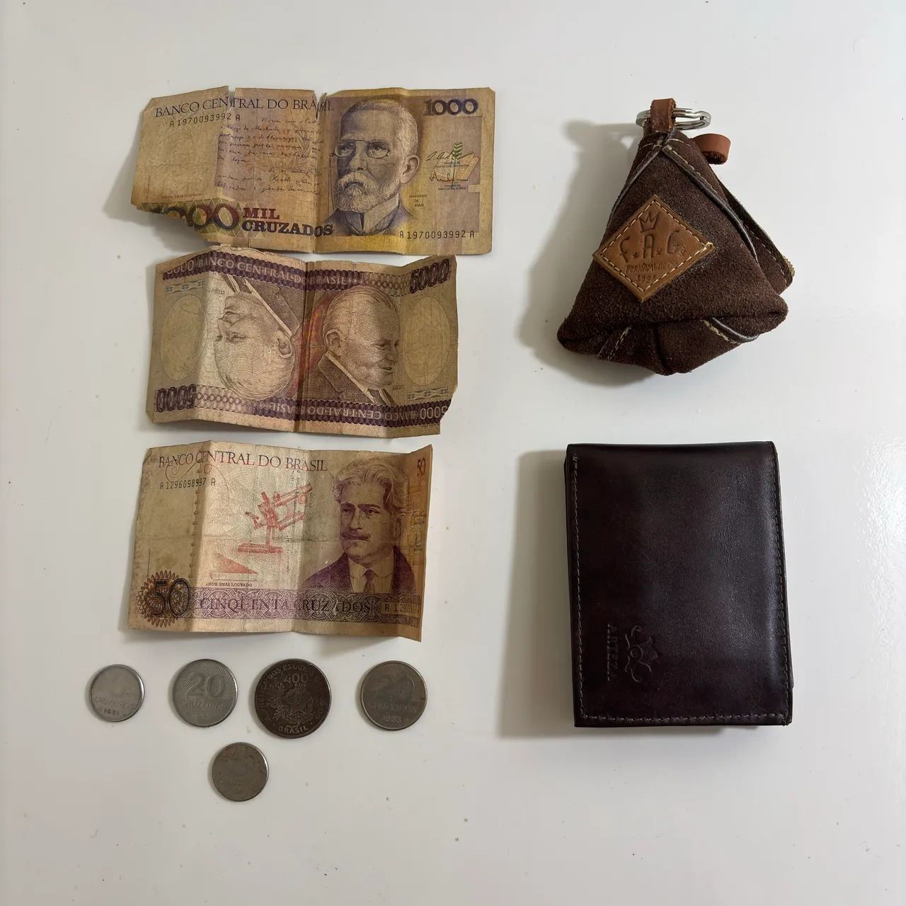Kit dinheiro e moedas antigas + carreteira e porta moeda de couro