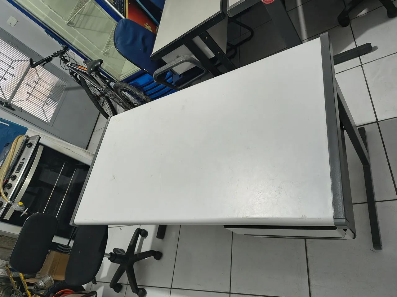 Mesa em aço escritório com gavetas - Foto 4