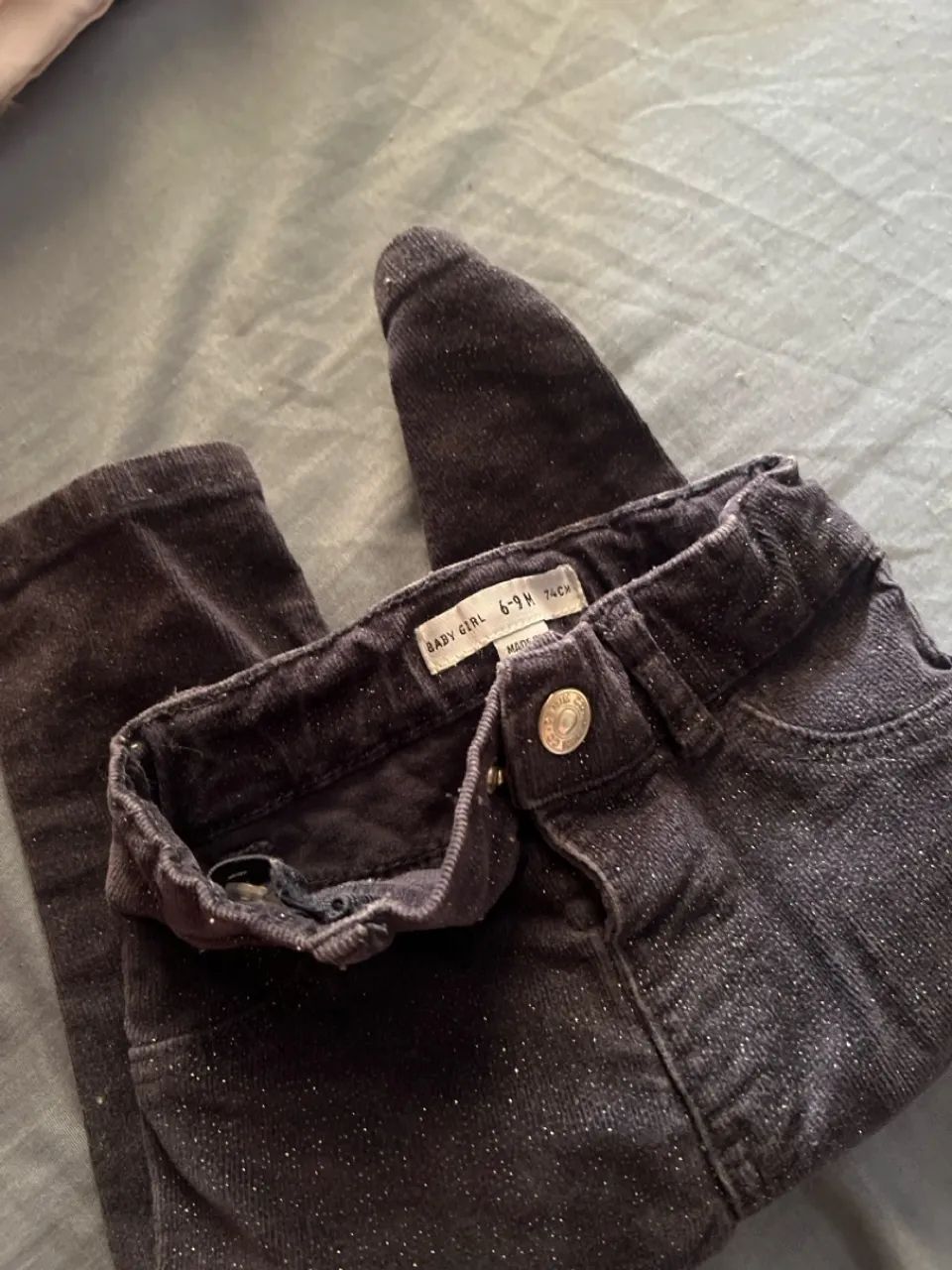 Calça e calçados infantis
