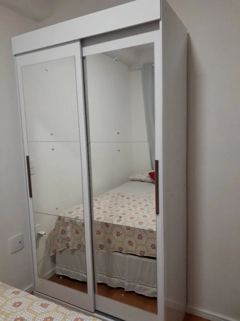 Guarda roupa solteiro com espelho 