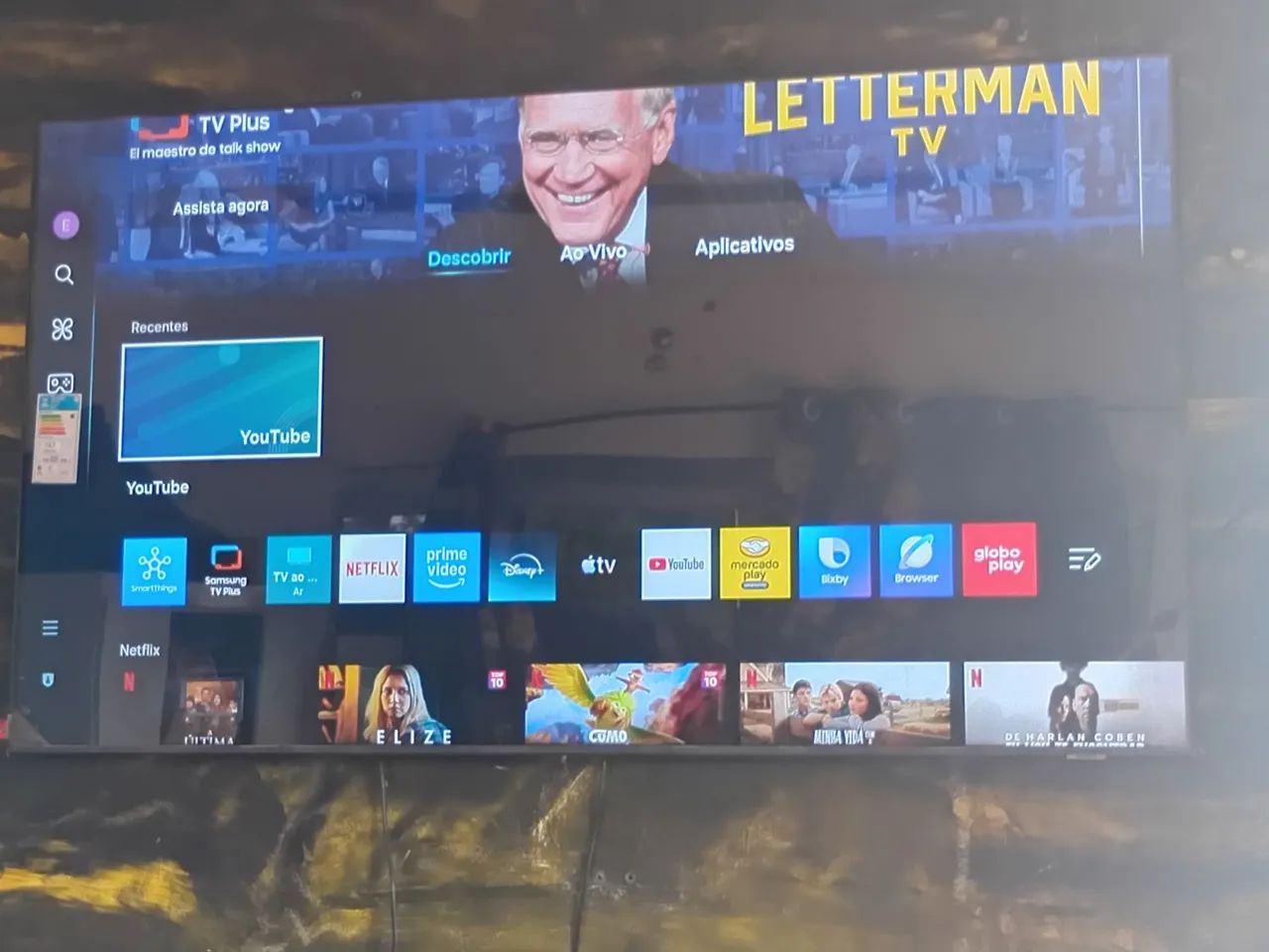 Vendo essa TV de 65 polegadas  marca Samsung seminova pouco tempo de uso 5 messes de uso 