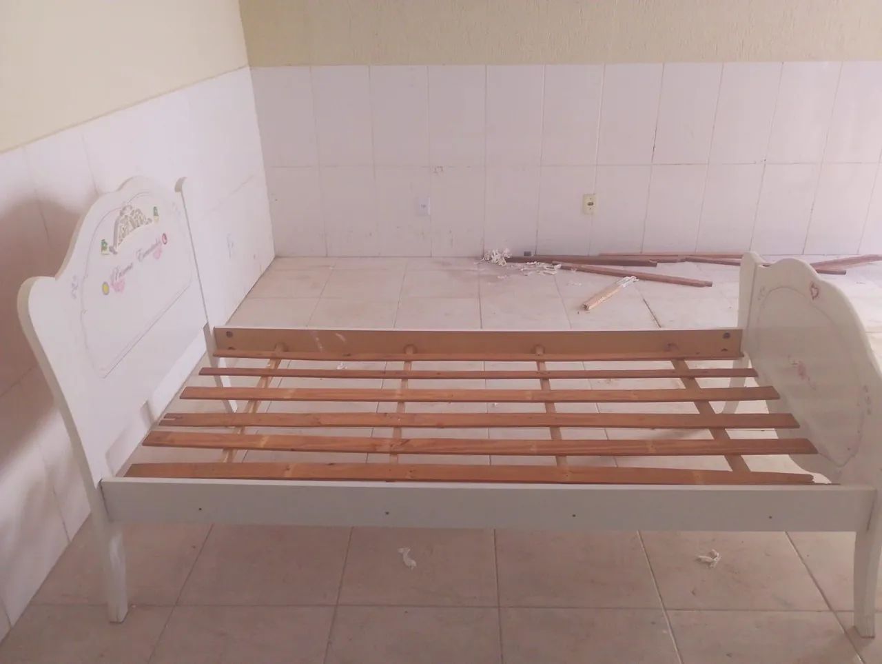 Vendo cama de solteiro 