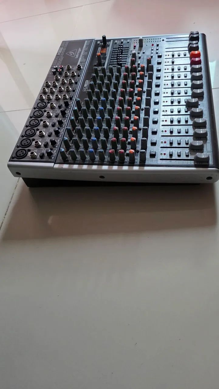 Mesa de som Behringer X1832USB  - Foto 4