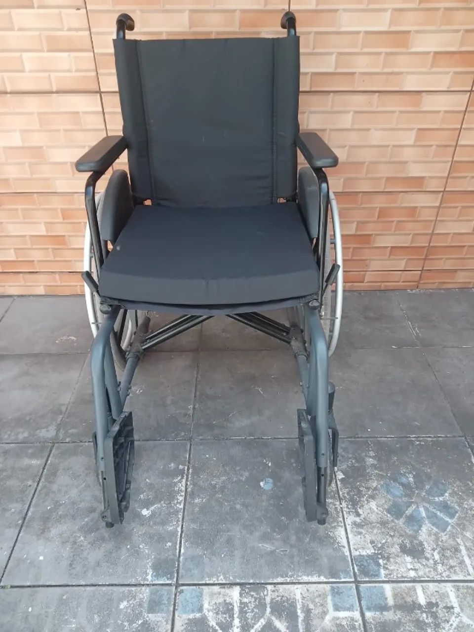 Vendo cadeira de roda seminova - Foto 3