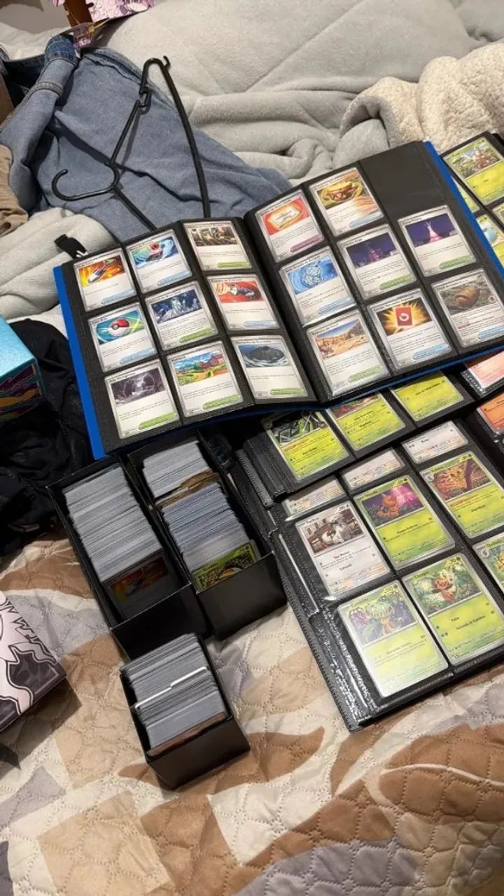 Kit com 100 cartas pokemons comuns + 3 foil/ reverse foil  - Foto 2