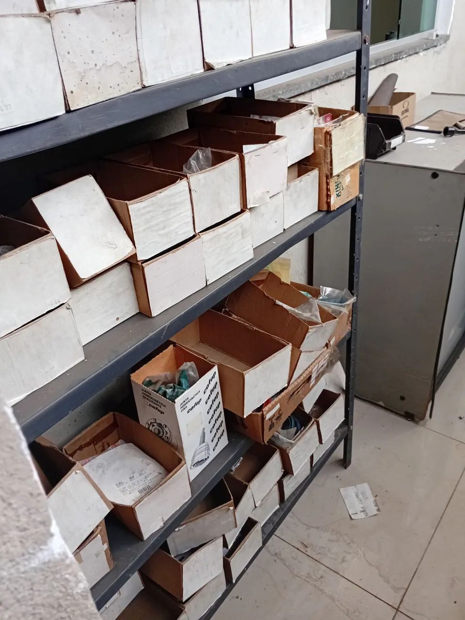 Fenda de fundo de loja de peças automotivas  - Foto 4