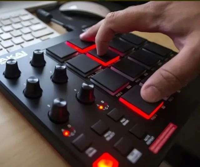 Controlador DJ Akai MPD218 preto 