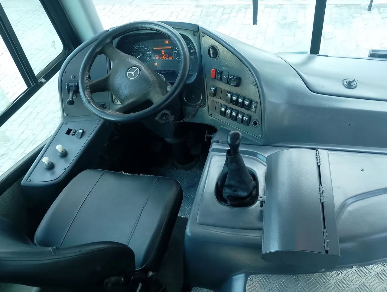 Neobus ano 2015/16 Mercedes 1721, com 42 lugares ar condicionado  - Foto 8