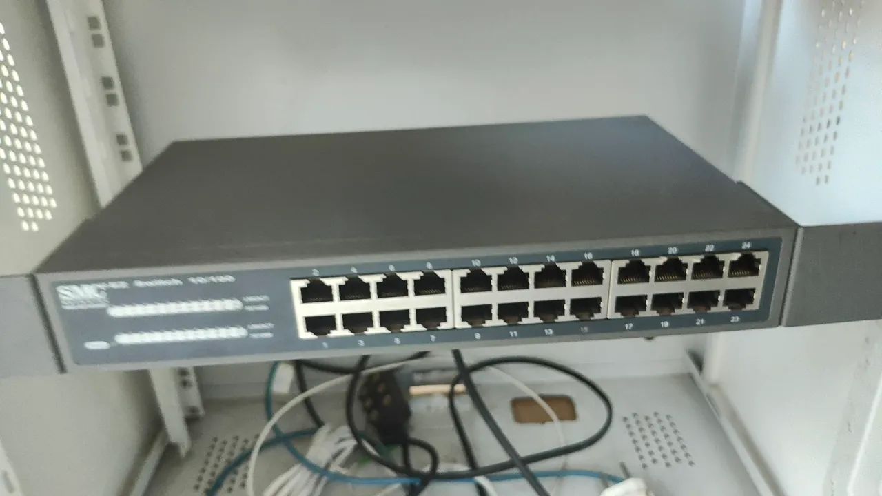 Mini Rack de Parede 19" + Switch SMC 24 Portas (Perfeito Estado)