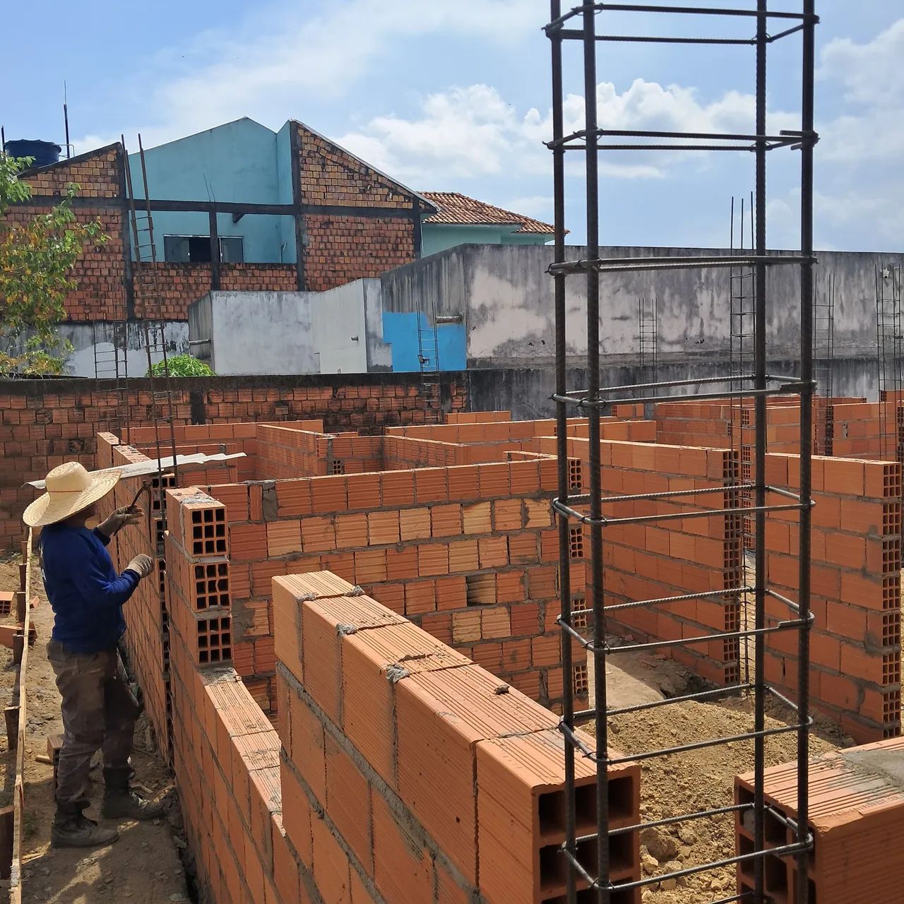 Pedreiro mestre de obra com equipe 