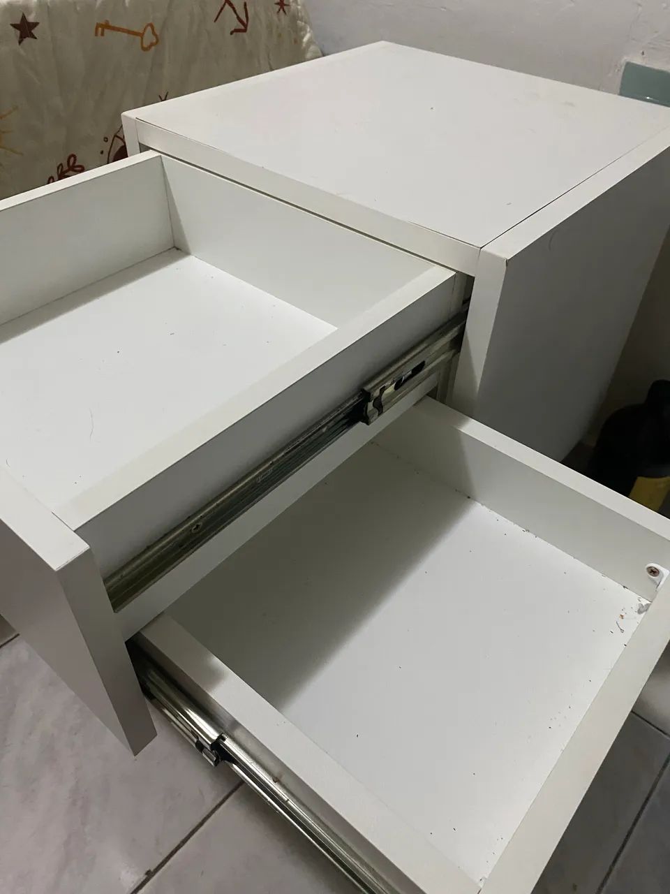 Mesa de cabeceira com gaveta secreta - Foto 2