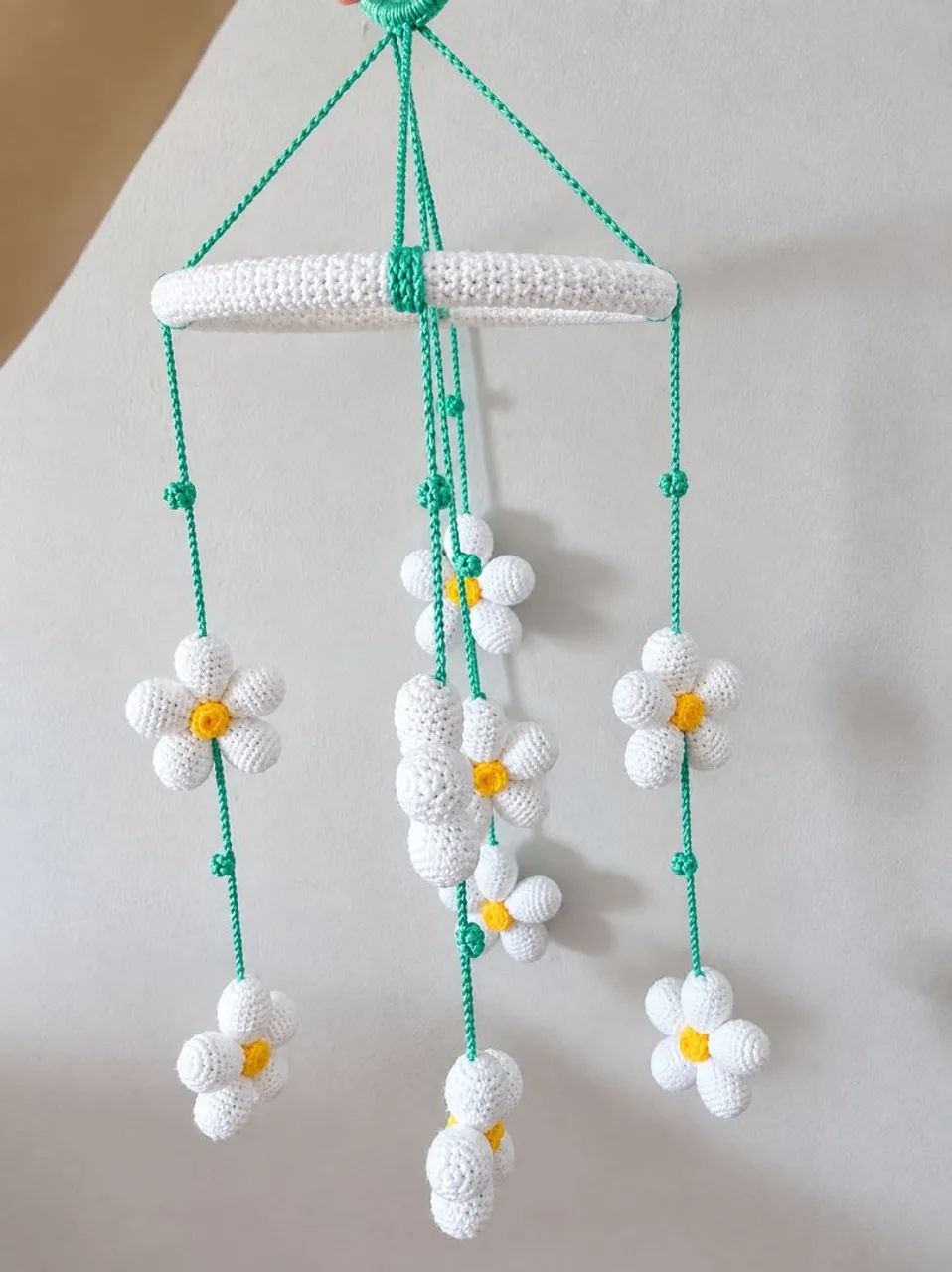 Móbile de berço com flores de crochê