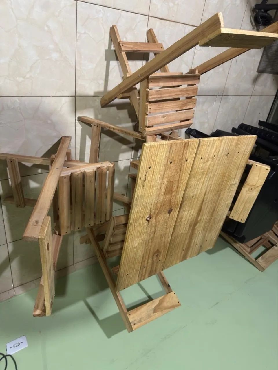 JOGO DE MESA COM 4 CADEIRAS DE MADEIRA!