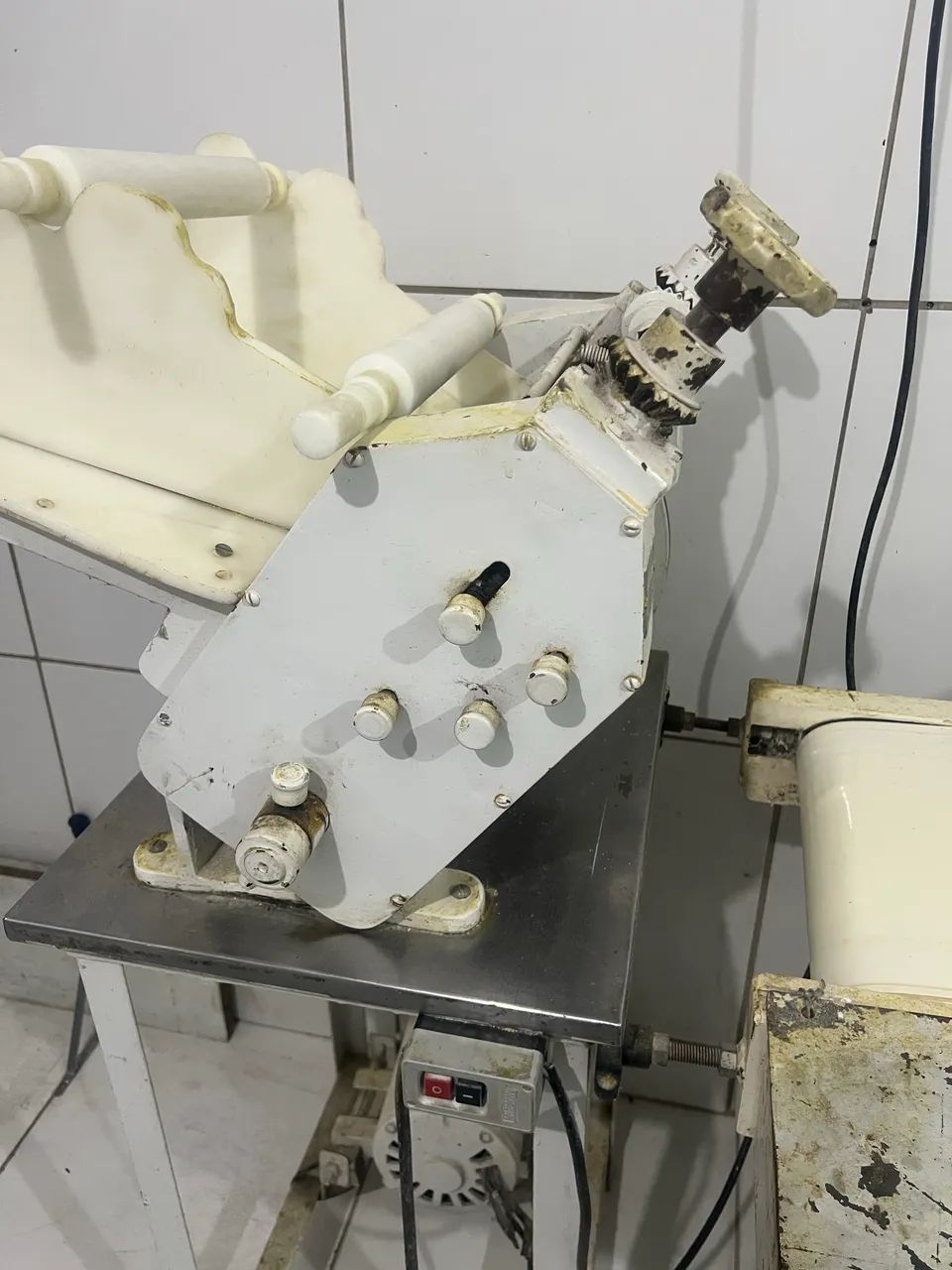 Cilindro  4 rolos ,cilindro leão ,Mechedeira com prença 25 kg - Foto 5